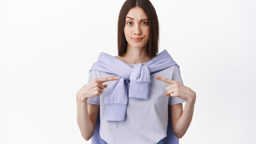 Jak usunąć plamy z podkładu z bluzki?