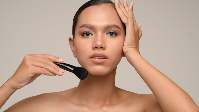 Konturowanie twarzy na mokro i na sucho